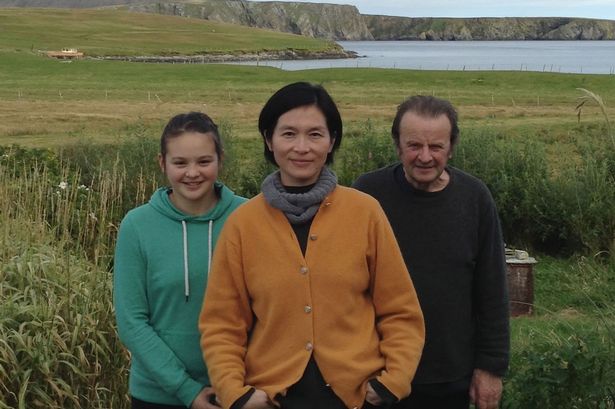 Meilo-with-her-daughter-Ming-and-husband-Ron-on-Yell-re-cropped